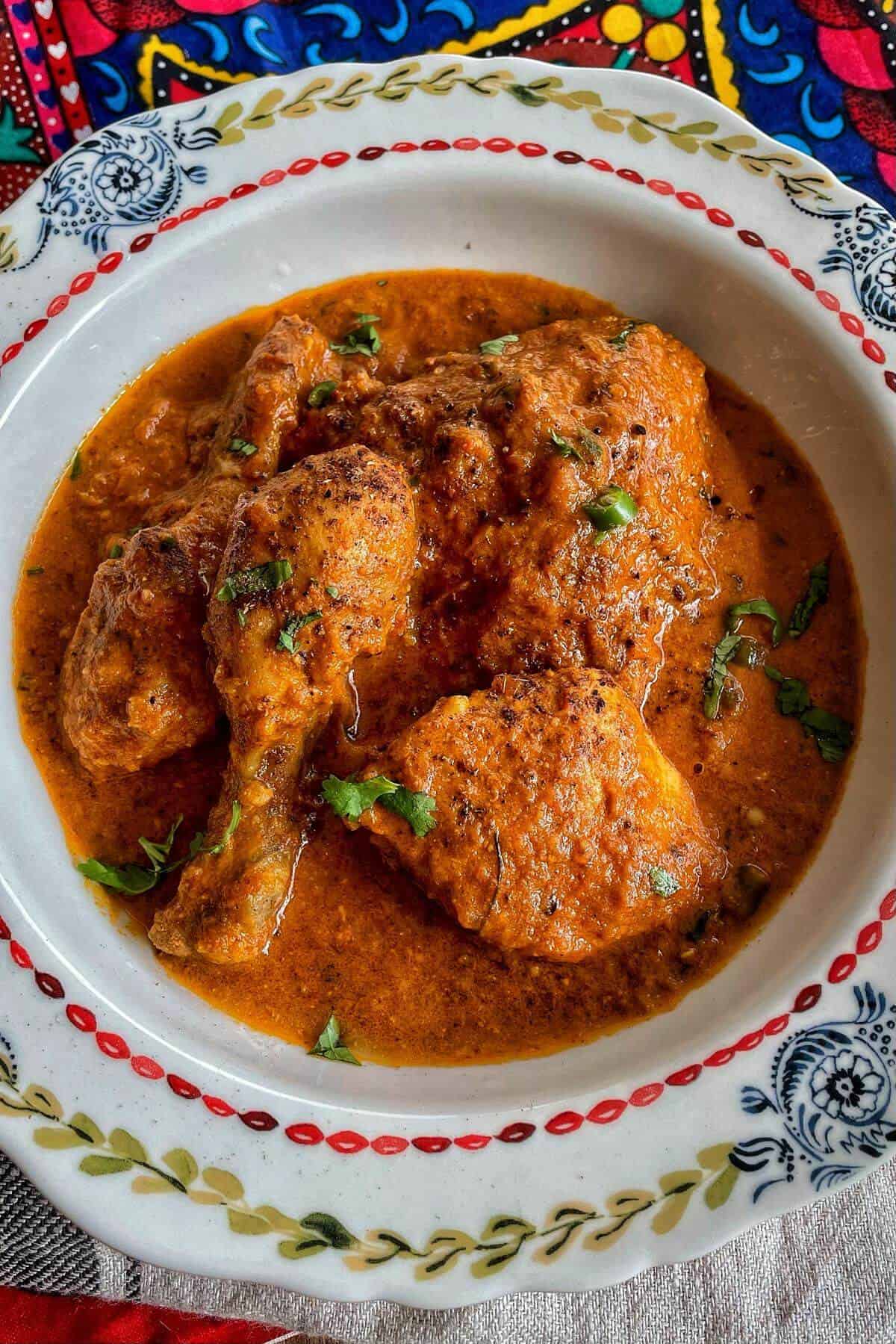 A bowl of chicken changezi served. 