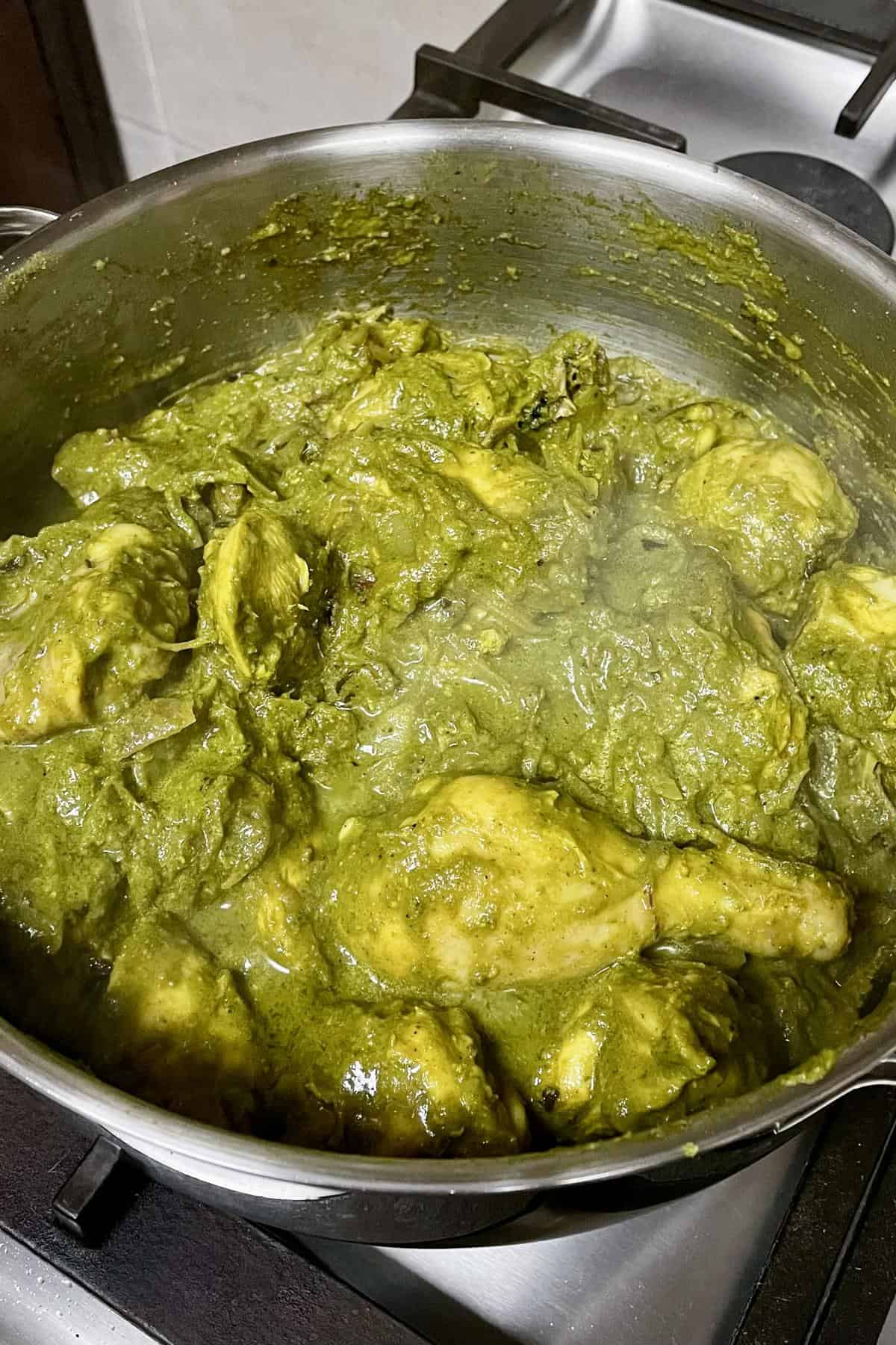 Chicken in green masala and onion gravy