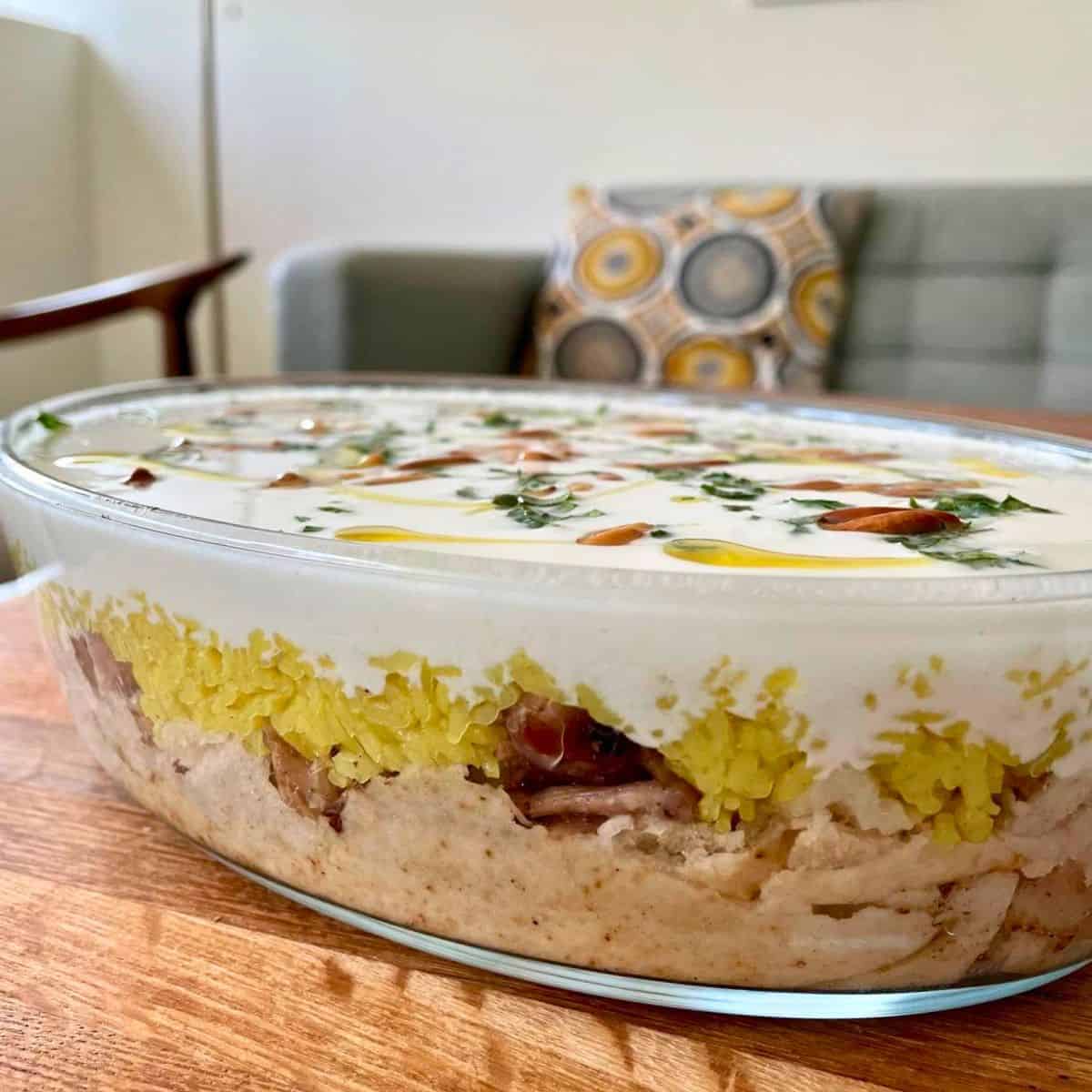 A oval dish of chicken fatteh served.