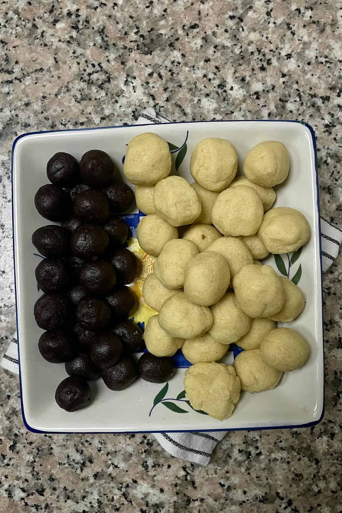 Divided dough and date paste.